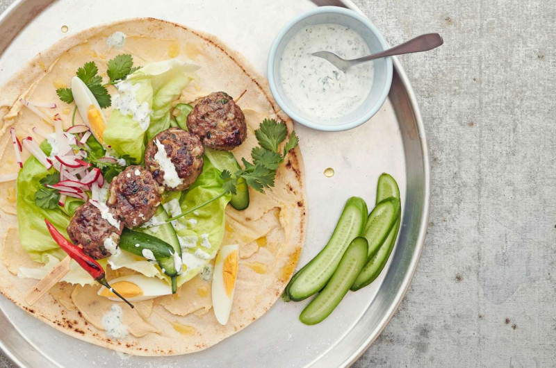 Wrap à l'agneau, à l'houmous et au yogourt