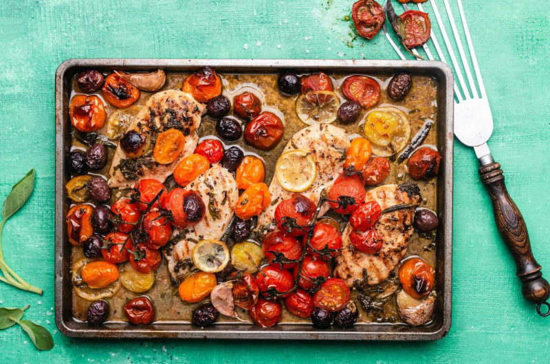 Poulet au citron avec tomates et olives