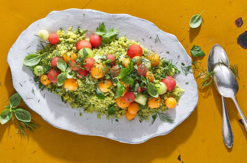 Couscous aux fines herbes, au melon et à la pastèque