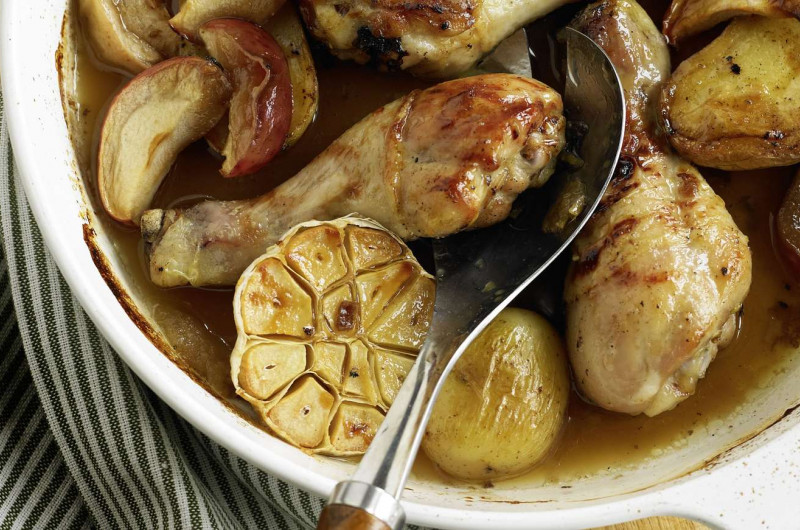 Cuisses de poulet rôties au miel et aux pommes