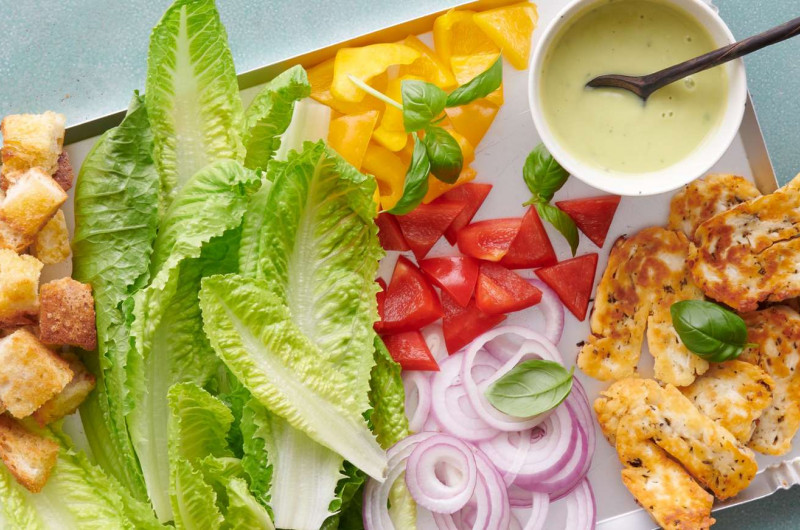 Laitue romaine, halloumi et sauce à l'avocat