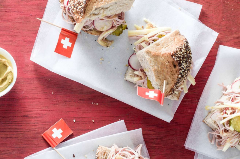 Sandwich au fromage et à la saucisse