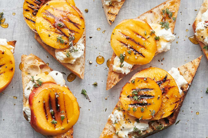 Crostini à la nectarine grillée