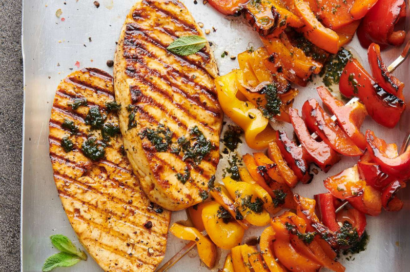 Fromage grillé avec brochette de poivrons