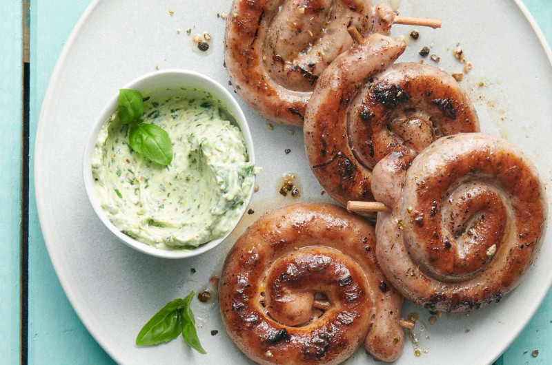 Escargots de saucisse grillés avec sauce basilic