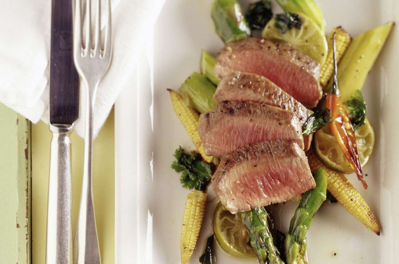 Filet d’agneau sur asperges rôties