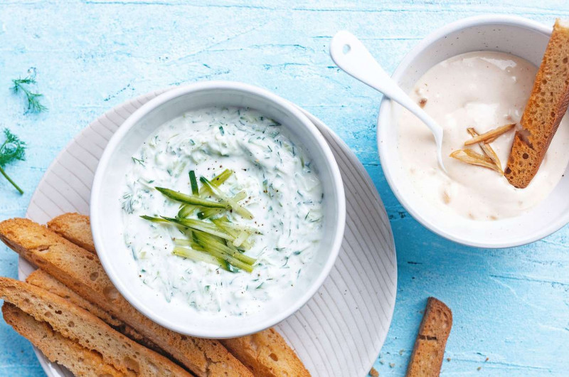 Mouillettes croustillantes avec dip à l'ail et tzatziki