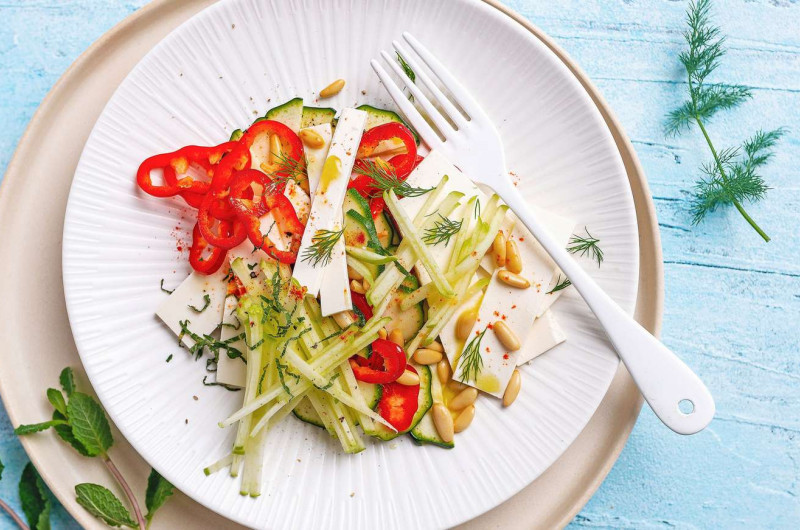Salade de légumes avec pomme et fromage
