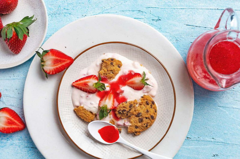 Crème à la fraise avec cookie aux pépites de chocolat