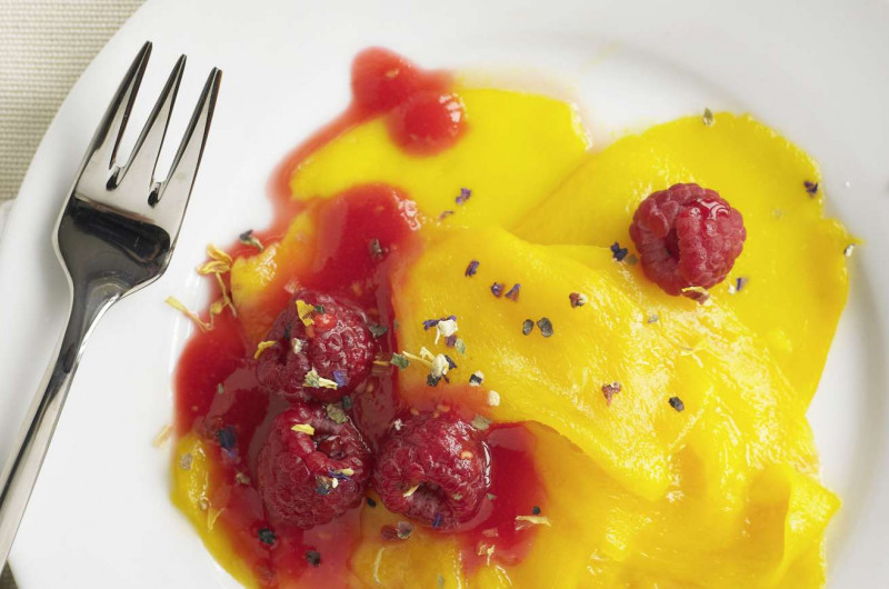 Carpaccio de mangues avec coulis de framboises épicé