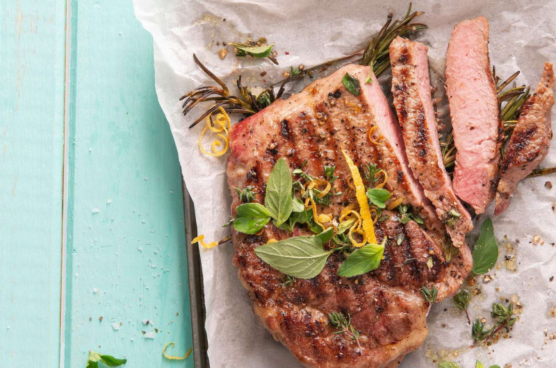 Steak de porc avec fines herbes au citron
