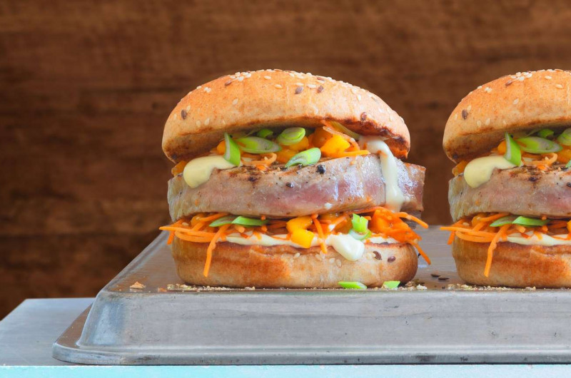 Hamburger au thon et à la mangue