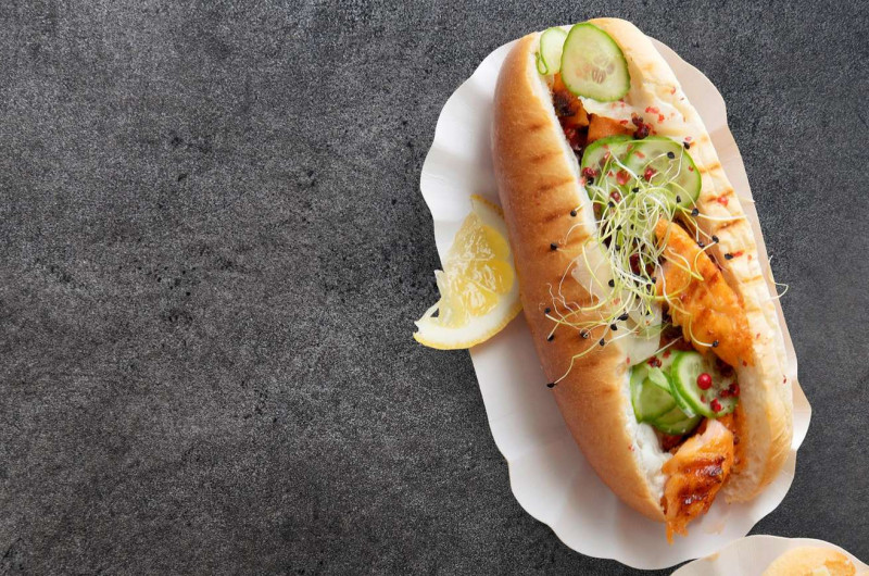 Hot-dog au saumon grillé