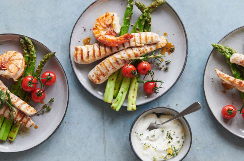 Filets de lapin grillés avec gambas et légumes
