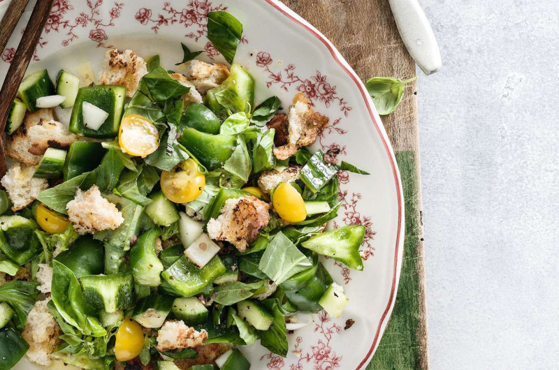 Panzanella avec concombre et poivron