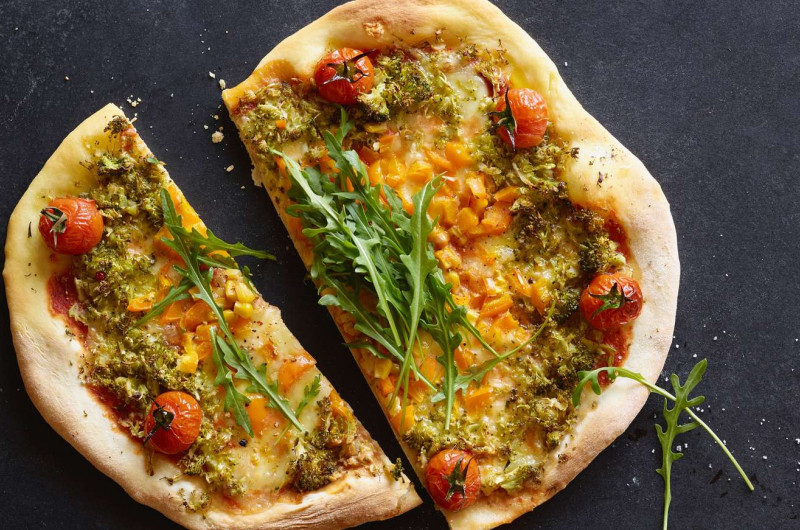 Pizza aux légumes avec tomates cerises