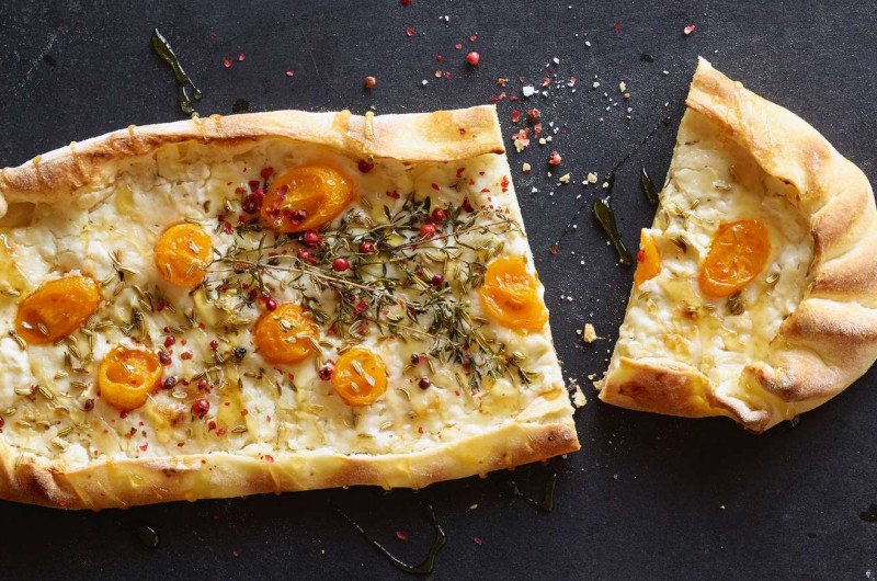 Pizza au fromage de chèvre et au thym