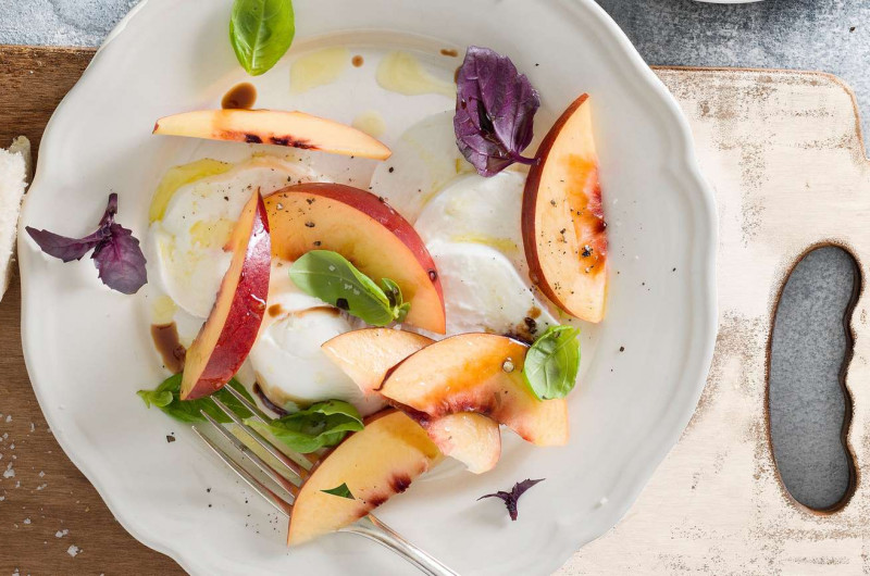 Mozzarella de bufflonne avec nectarines