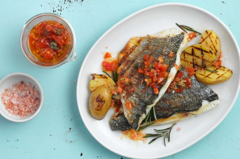 Poisson grillé avec sauce tomate aux câpres