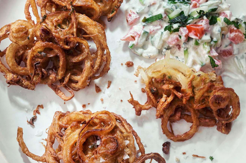 Bhaji aux oignons avec raïta de concombre et de tomates