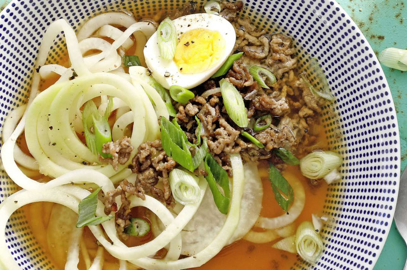 Potage avec colrave et viande hachée