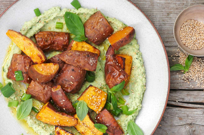 Patates douces au four sur houmous de noix de cajou