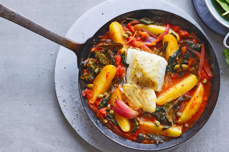 Cabillaud sur lit de pommes de terre, d'épinards et de tomates