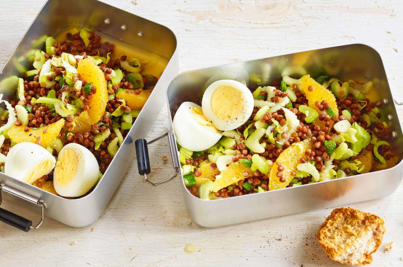 Salade de lentilles aux oranges, sauce au curry et œuf dur