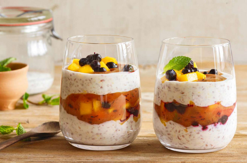 Pudding aux graines de lin, aux myrtilles et à la mangue