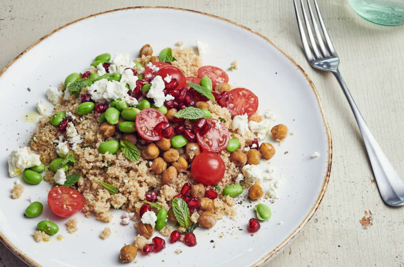 Salade de couscous aux pois chiches et aux légumes
