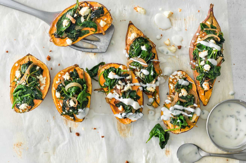 Patates douces aux épinards, à la feta et à la crème à l’ail