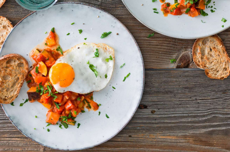 Pisto avec œuf au plat et pain grillé