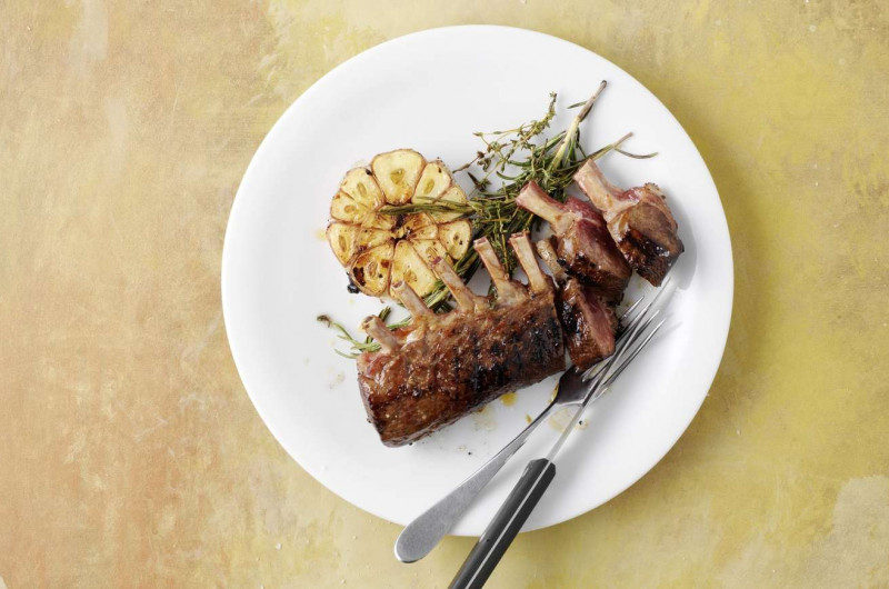 Carrés d'agneau aux herbes aromatiques et au miel