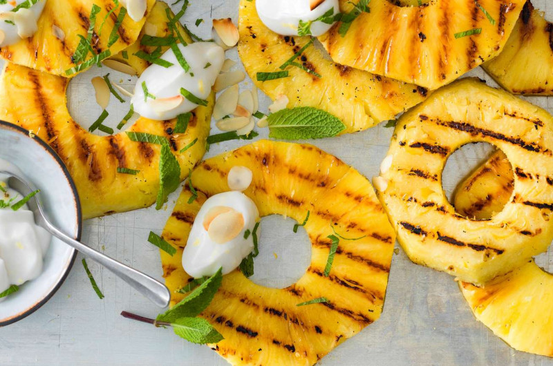 Ananas grillé avec yogourt coco
