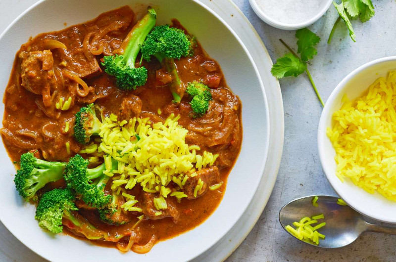 Curry d'agneau avec riz au curcuma