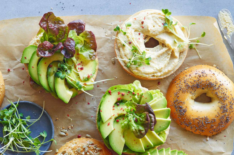 Bagel à l'houmous et à l'avocat