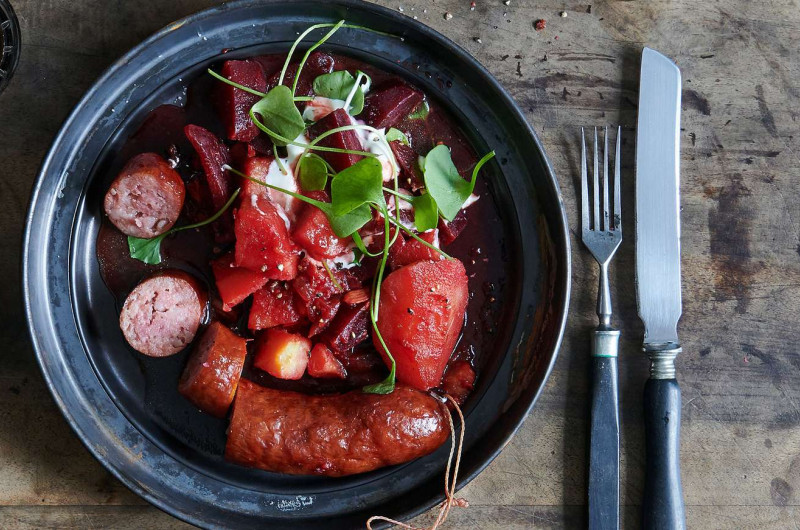 Potée de pommes de terre et de betteraves avec poire et saucisson