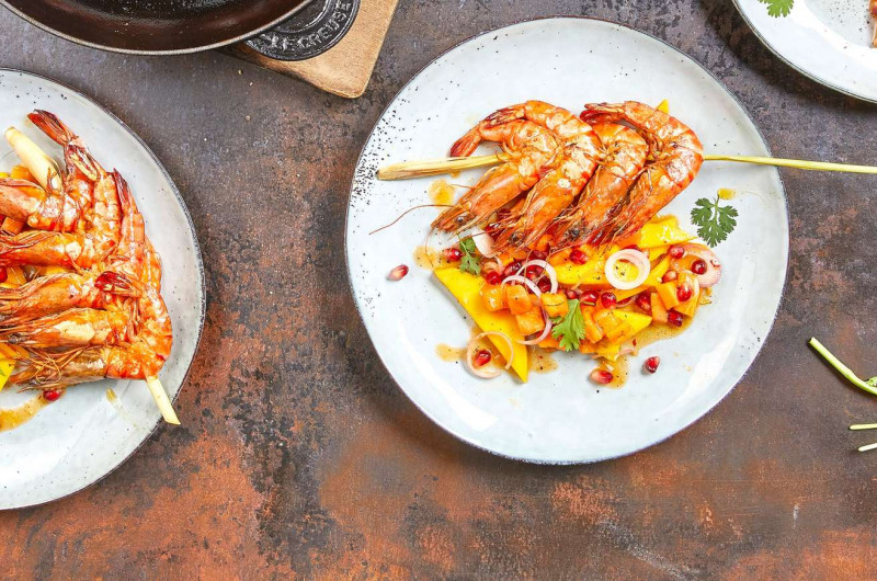 Salade de mangue et de papaye avec crevettes