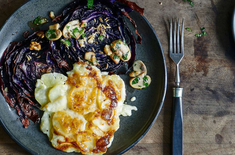 Gratin dauphinois avec chou rouge rôti
