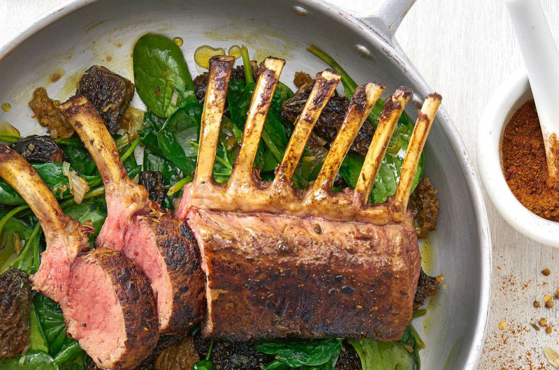 Carré d'agneau avec épinards aux morilles