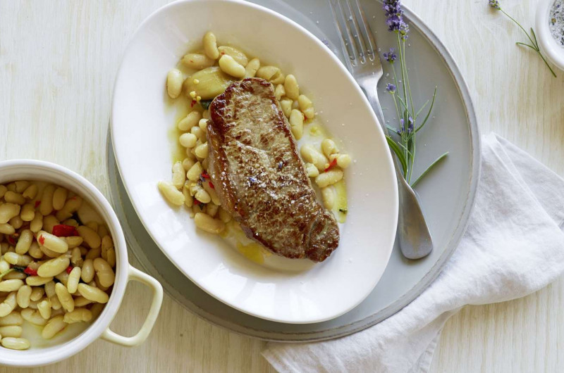 Entrecôte avec haricots blancs et sel à la lavande