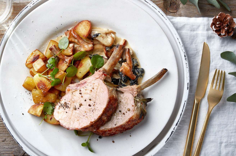 Carré de porc avec sauce aux champignons et pommes de terre