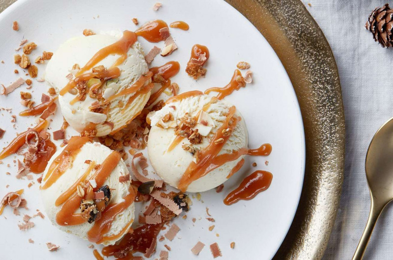 Glace à la vanille avec sauce caramel au miel et granola