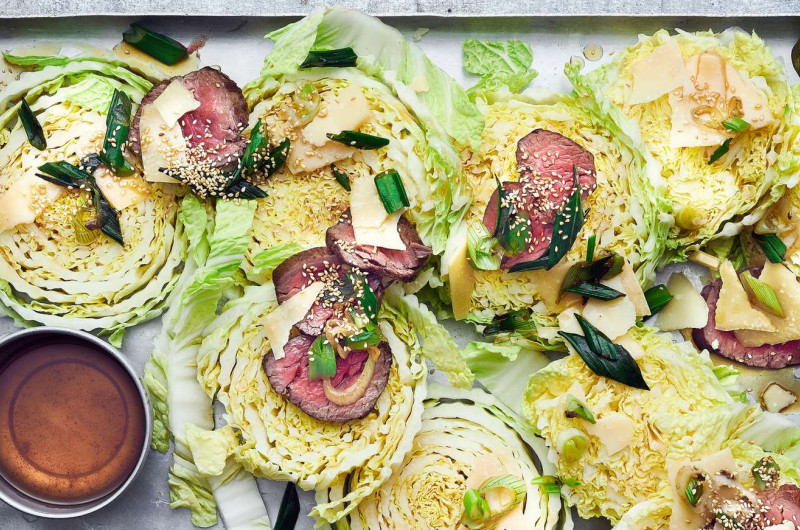Salade de chou chinois avec filet de bœuf et parmesan