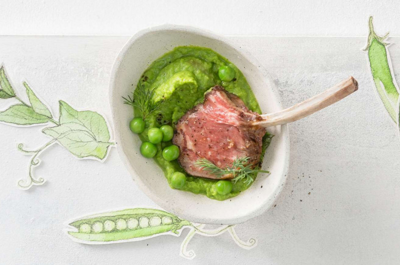 Houmous de petits pois avec carré d'agneau