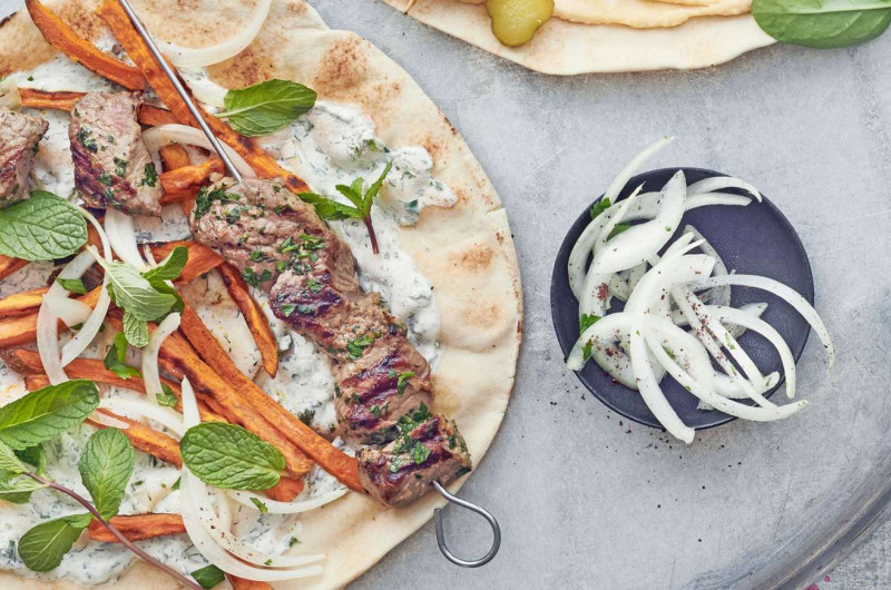 Wrap au bœuf, aux frites de patate douce et au yogourt