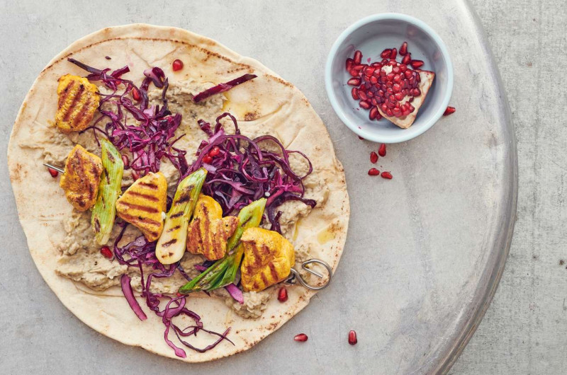 Wrap au poulet, au baba ganoush et à la salade de chou rouge