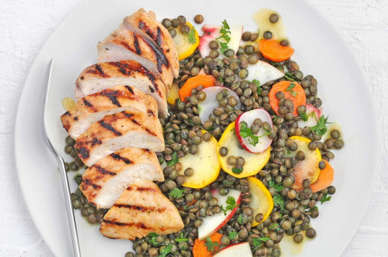 Salade de lentilles à la nectarine avec poulet mariné