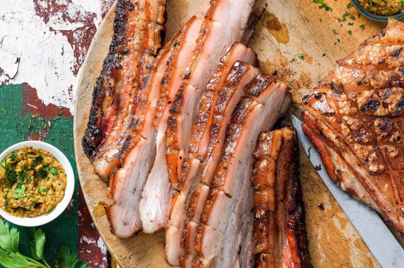 Poitrine de porc croustillante sur le gril