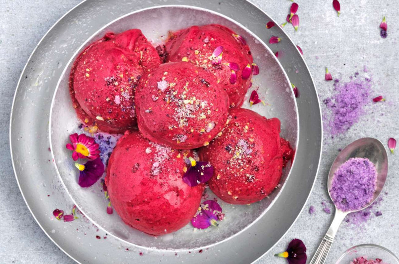 Crème glacée au cassis avec sucre aux fleurs